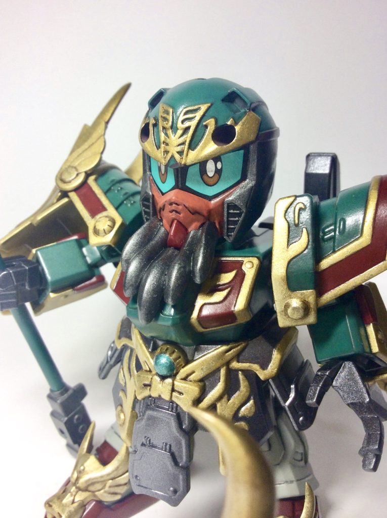 瞳のシール以外は全塗装。主にアクリジョン、金のところはタミヤアクリル、ガンメタルの部分に使い残しの缶スプレー使った以外は筆塗りです。頭部のカラーリングは設定と変えてみました。関帝廟に祀られている関羽像のイメージで顔を紅く、額の関の字も折角なので目立つように塗り分けました。