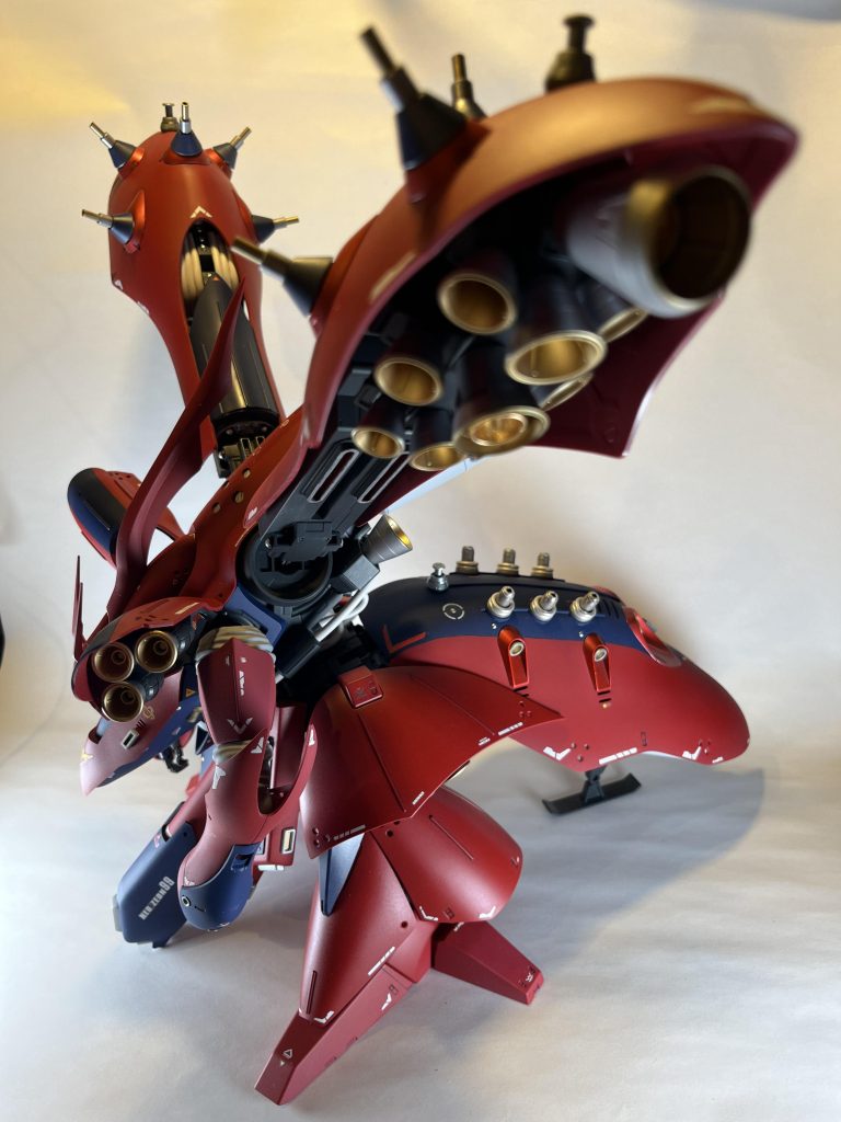 ファンネルバインダーの可動化にあたり、根本の接合部にホビーベースさんのボールジョイントメカグレー特大を使いましたが、重みを支えきれずバインダーがダレてしまいました。また、ボールジョイントとの結合には1.5mm真鍮線を通してパテでガチガチに固めたつもりでしたが、何度かバインダーを動かしているうちに真鍮線ごとねじ切れるなど散々でした。3度目の作り直しで、結局ボールに小さなネジを刺して接合部の可動範囲を抑制、半固定化し、基本的には動かせないようにしています。