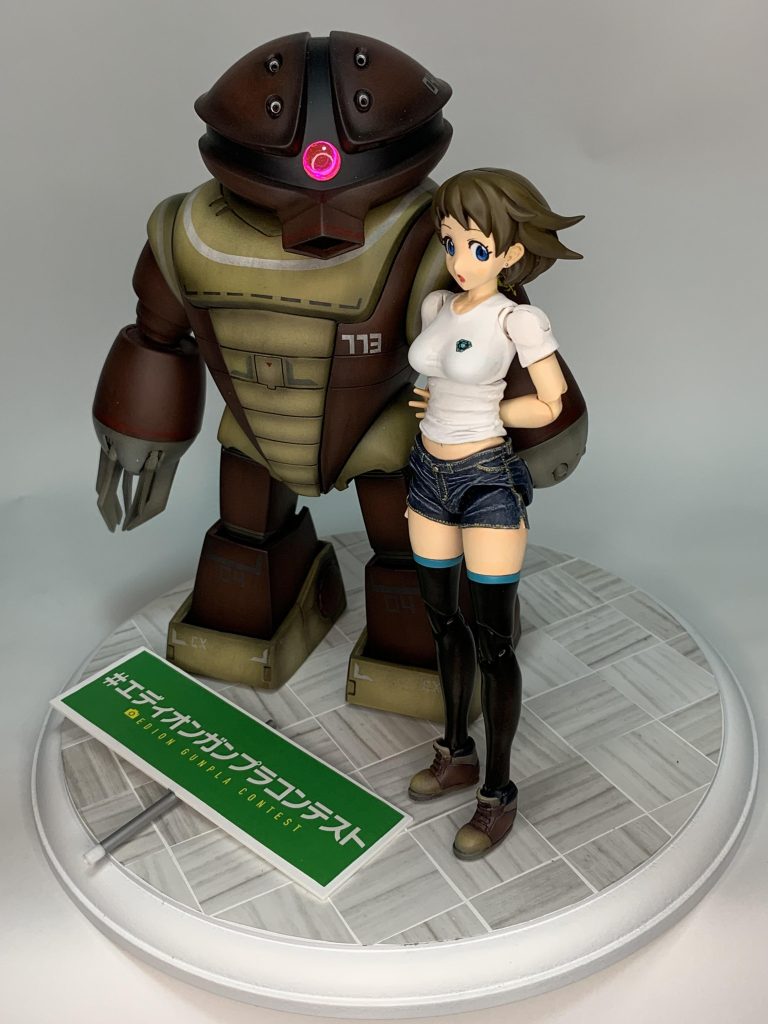 ナナセナナミとアッガイの2ショットアッガイカラーの靴がこだわりポイント