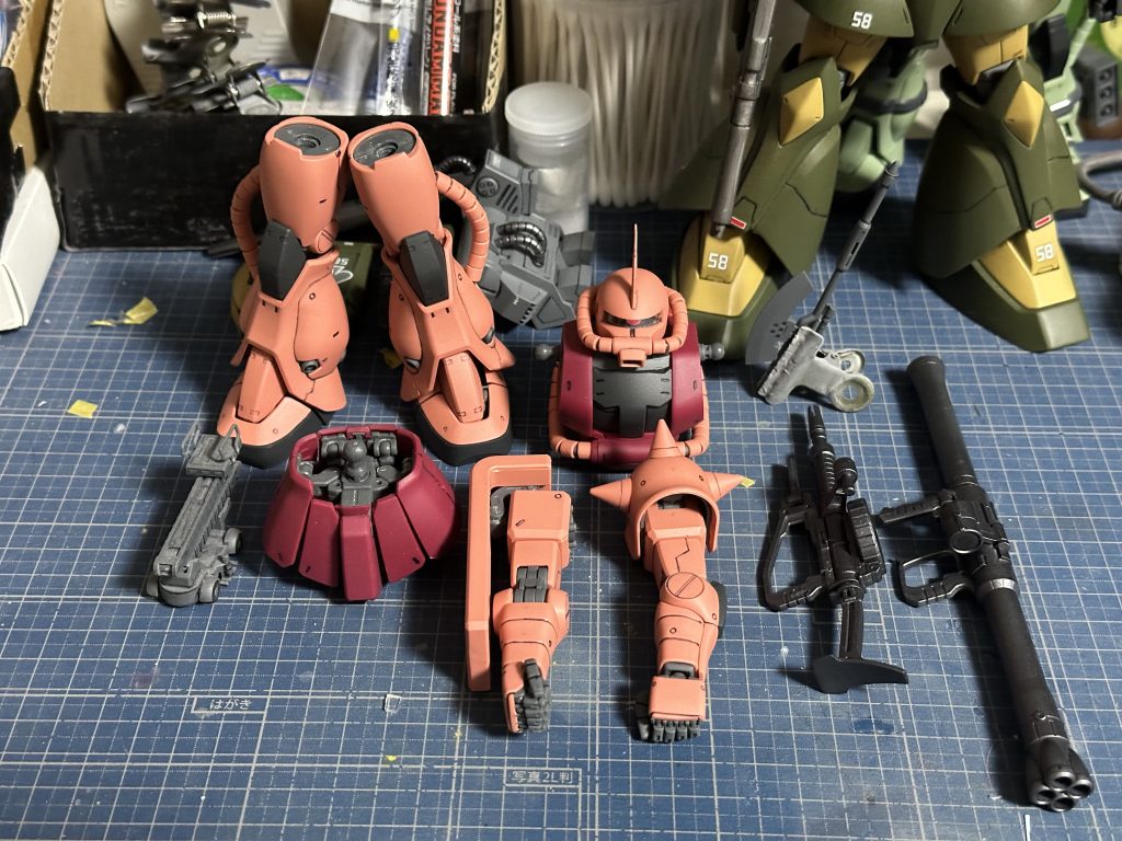 スミ入れまでは出来ていたので、身体各部にバラして、部分塗装とツヤ消しトップコート。