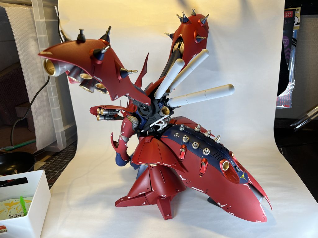 余っていたテレビ用同軸ケーブルの金属端子がファンネルに見えなくもなかったので取り付けてみましたが、ファンネルバインダーが重くなりすぎるので断念。そこで無駄に広い土地が余っているお尻に、この金属端子をV6エンジンのように並べて取り付けました。