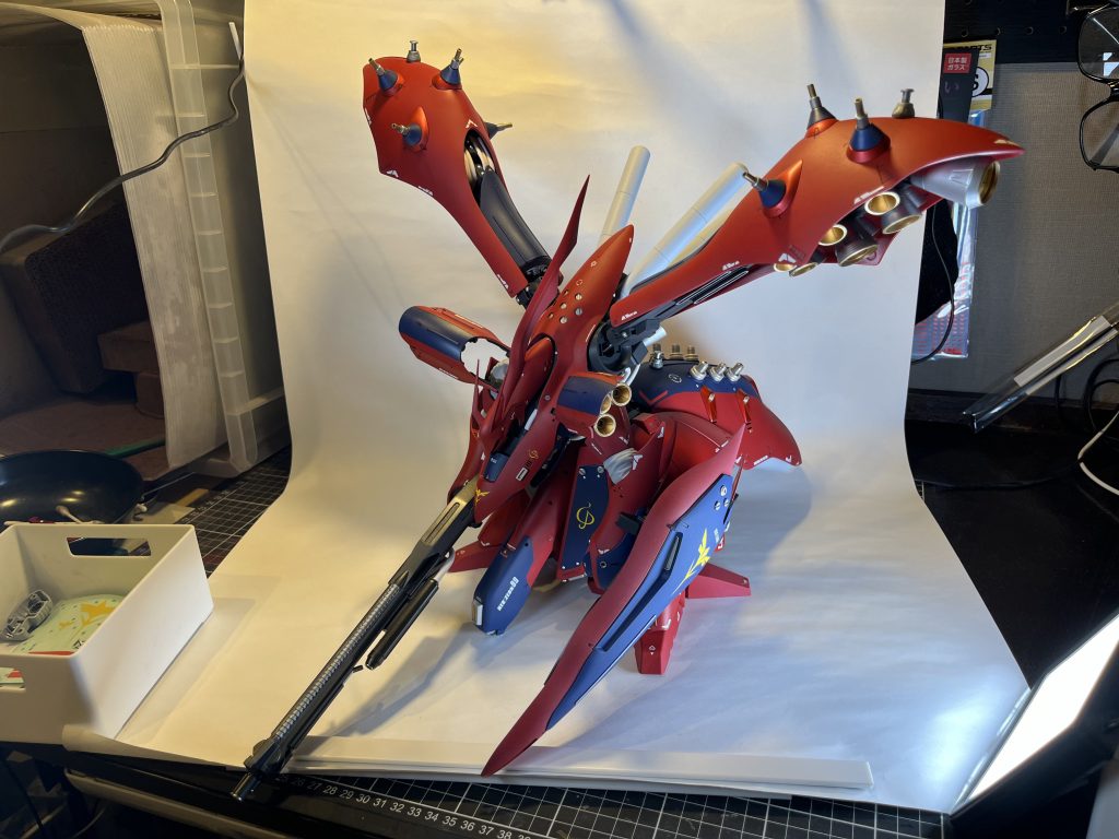 このキットは、基本的にビームライフルをまともに持たせられませんでした。説明書の指示通りに手のひらのジョイントをライフル側の穴に刺すと、その状態ではライフルが干渉してハンドパーツが手首に刺さりません。説明書のライフル持たせた写真も変な怪しい角度で持っていて、ポージングどころか普通に持たせることすらできてない。盾も引きずってしまうし、飾る際はこれらは無いほうがいい。