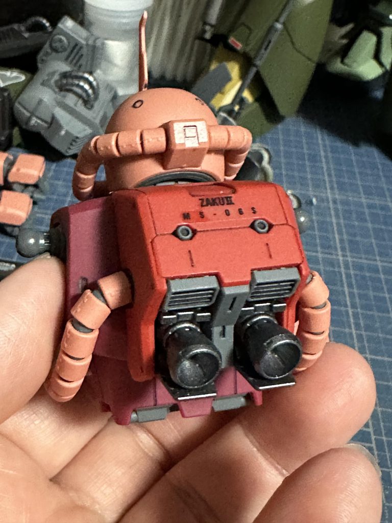 バックパック。バーニア部(スラスターとスラスター基部)をガンメタル塗装(缶スプレー+ツヤ消しトップコート)。