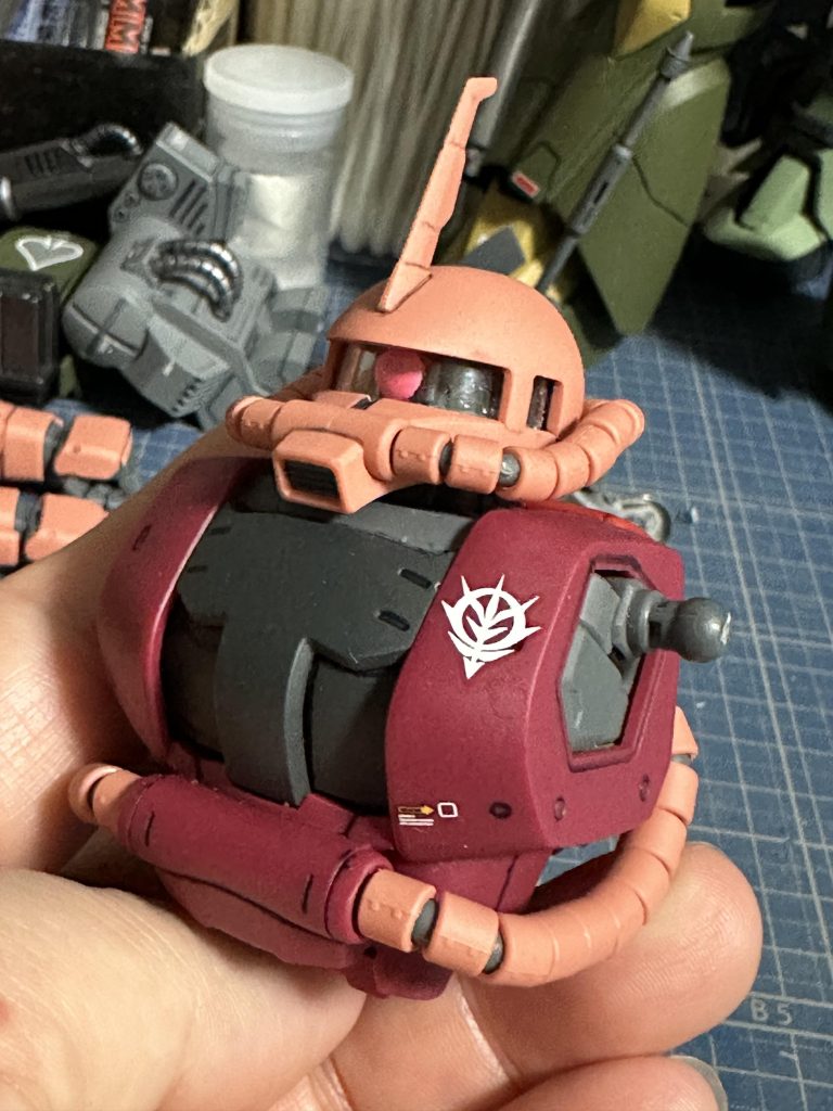 左胸にホワイトのジオン章。説明書には特に指定はなかったので、オリジンの06Sに準ってHGUC用の水転写デカールからマークを拝借。