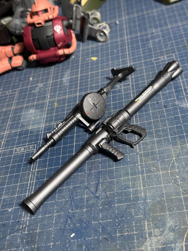 マシンガンとバズーカはタミヤのガンメタルの缶スプレー。ガンメタル塗装の後にツヤ消しトップコート。で、マーキング。