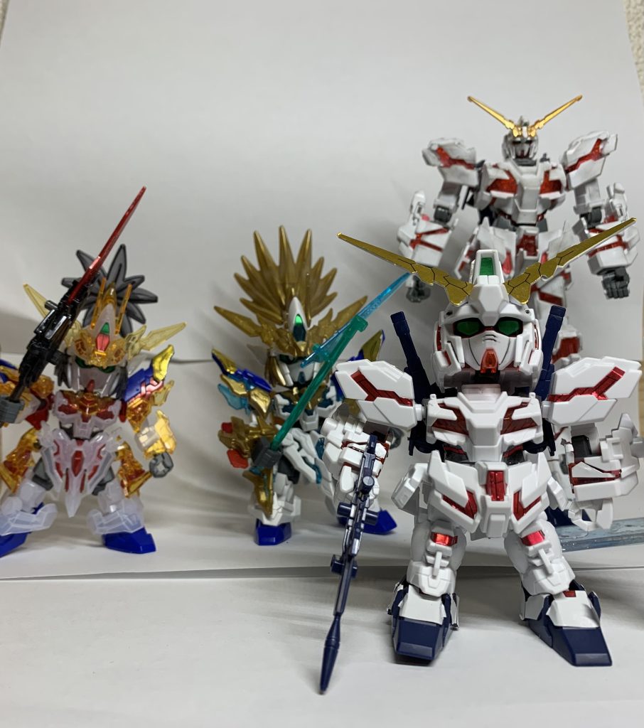 SDユニコーン(右)    「1人足りない気がするなぁ」三国創傑伝の2人(左)  「そうか？」