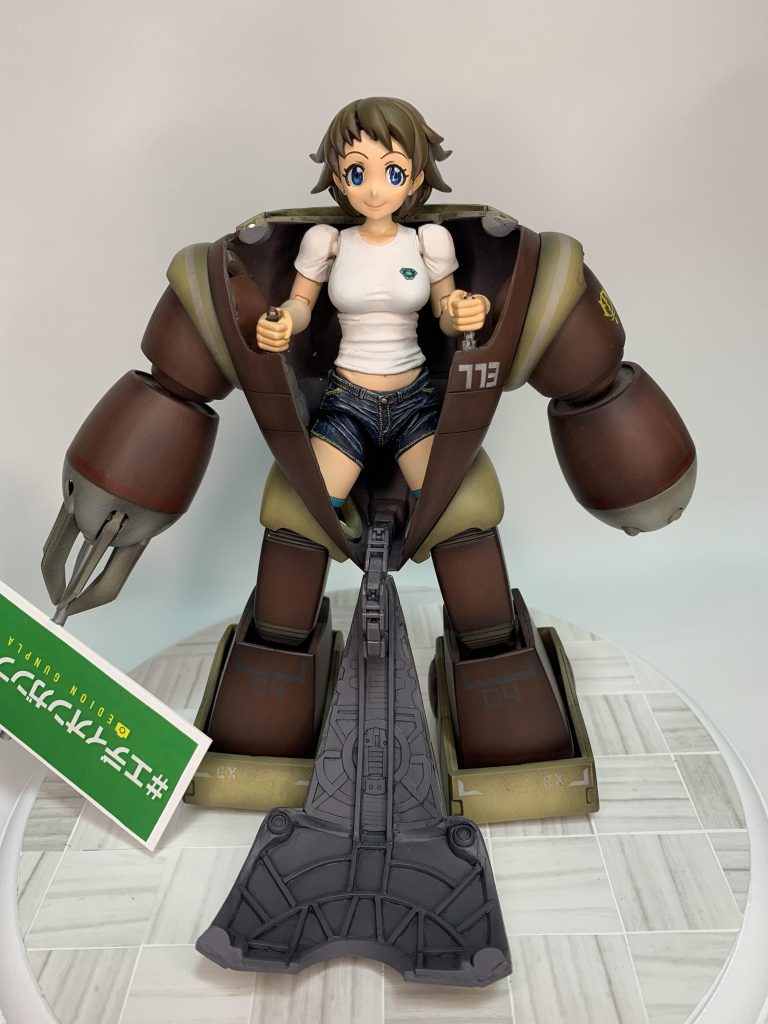 腕は内部の操作レバーで動かしている設定