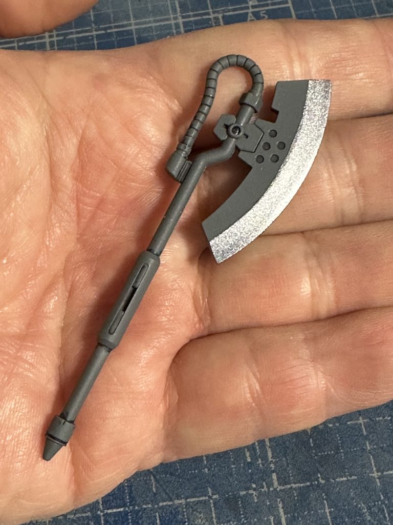 ヒートホークはツヤ消しトップコート、その後、マスキングしてブレイド部をガンメタルで塗装(ツヤは消さない)。赤熱化していない待機状態をイメージ。