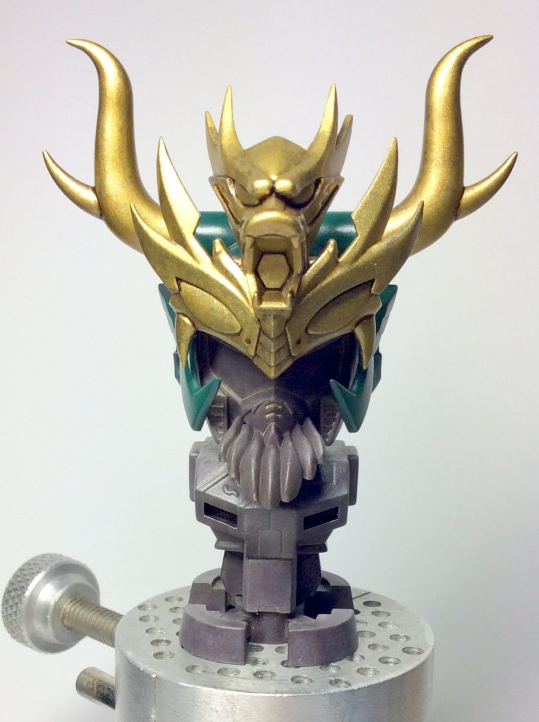 素体頭部の塗り分けが気に入ったので、兜を外して飾れるように、部品取りでジャンクになったノーマル関羽の素体上半身を使って飾り台を作りました。