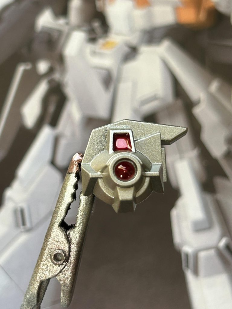 センサーの部分は…ガンダムマーカーのロイヤルメタレッドを筆で垂らしました。