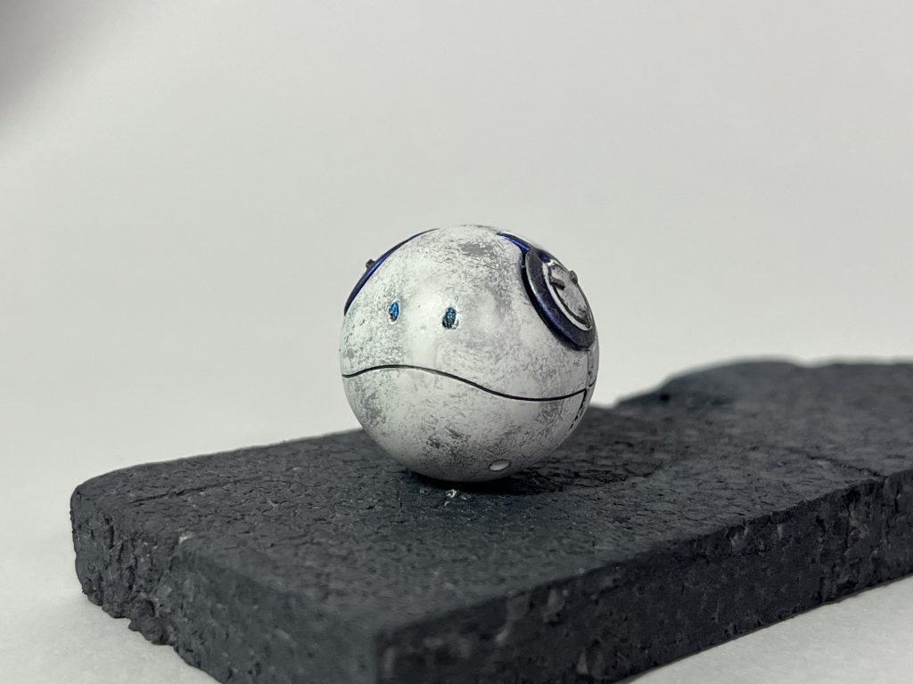 ・ハロ通称｢ハログア｣。ラスグアのハロなので、とのこと。今回のMk-III運用においてGNドライヴ×3に加え、サイコフレームとゼロシステム、パーメット、後述する特殊モードとこれでもかと言うほどのシステムを追加した結果、｢GBN/メタバース内だからといっていくらなんでも無理があるのでは？｣という意見が多く見受けられたため、急遽追加されたサポートメカ。主にコクピット内にてMk-IIIのシステム補助兼システムのセーフティを担当する。パーソナルカラーの白を基調とした配色に耳の部分にGNドライヴを模したディテールが見受けられる。が、その部分にある出っ張りのせいか完全な球体とは言えず転がる時にガタガタ言うためかボディは結構傷だらけである。しかしシステム面に問題は無いようだ。