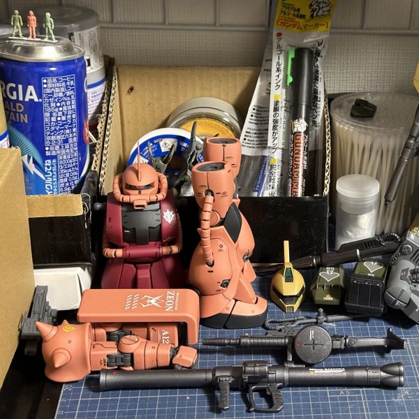 ツヤ消しトップコート＆部分塗装(ガンメタル部)後のデカール貼りを進めました。デカールは別売りのシャア専用ザク＆ゲルググ(Ver.2.0)用を使用してます。目が悪くなってるので、作業の時間がえらくかかるようになった。白内障の治療(手術)そろそろ考えないと、、、。（1枚目）