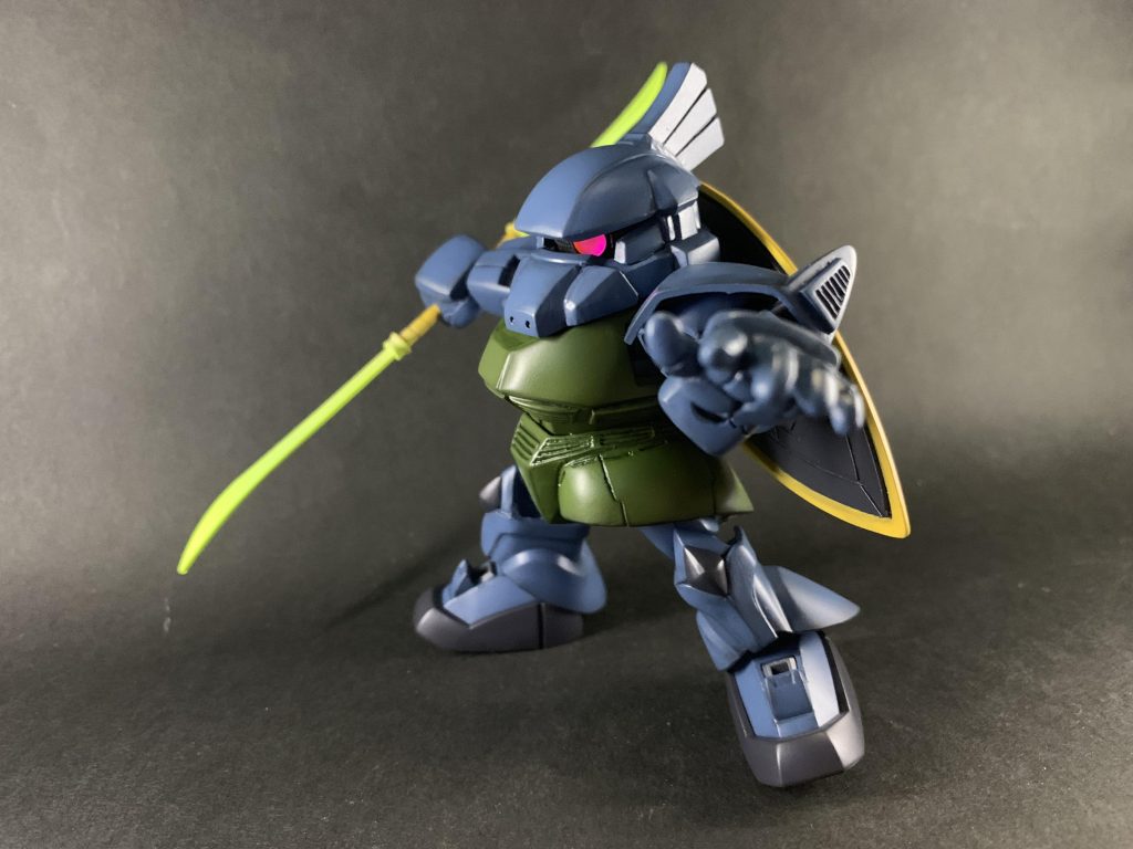 頭はSDCSザクⅡをベースに自作、体やナギナタ、シールドは旧キット、足もSDCSザクⅡベースですね〜。こんな配色は登場していませんが、良かれで塗りました。