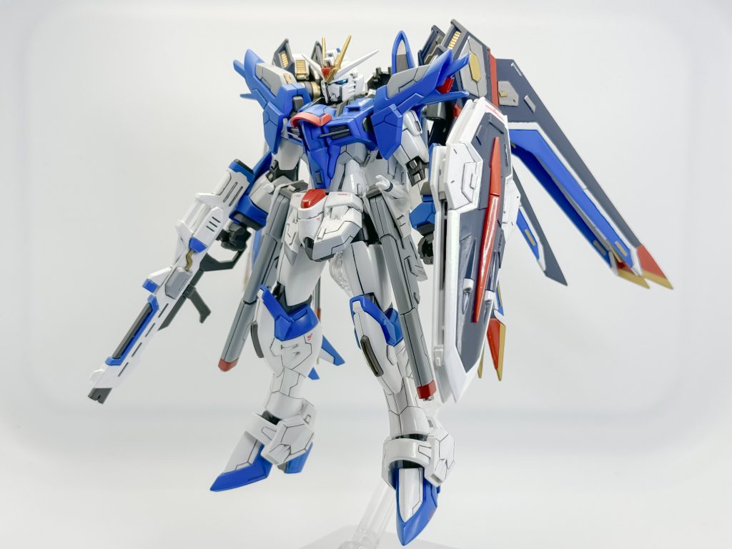 胴体や腕、脚、足首を延長しました。頭部は、好みで灰色のパーツの顎下を削り、顎の短くして、少し小顔になるように加工しました。