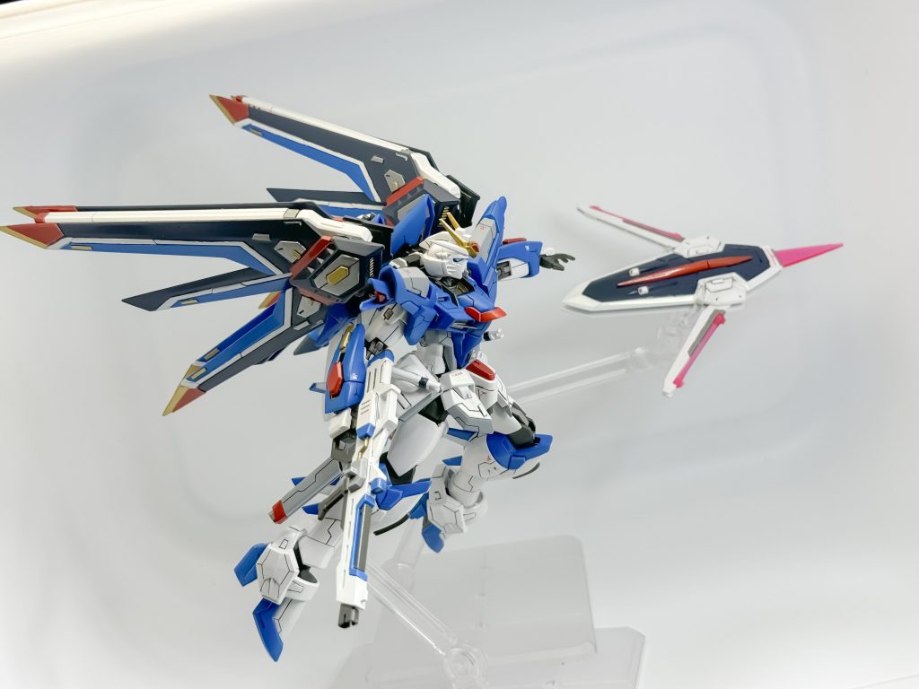 配色パターンは、本体は元の配色を踏襲し、翼部は赤や金の装甲を追加して、寂しくならないようにしました。