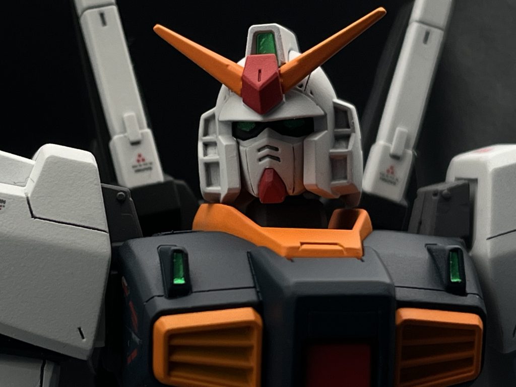 個人的に今回一番うまくいったな、と思ったのがカメラアイです。クリアパーツ全体をMr.メタリックカラーGXの「GXメタルグリーン」で塗装、その上からガイアさんの「蛍光グリーン(104)」を塗装乾いたらタミヤさんの「XF-1フラットブラック」で塗装後、目のところだけ溶剤で拭き取りしました。想像以上に簡単でイメージ通りのカメラアイの再現ができました。