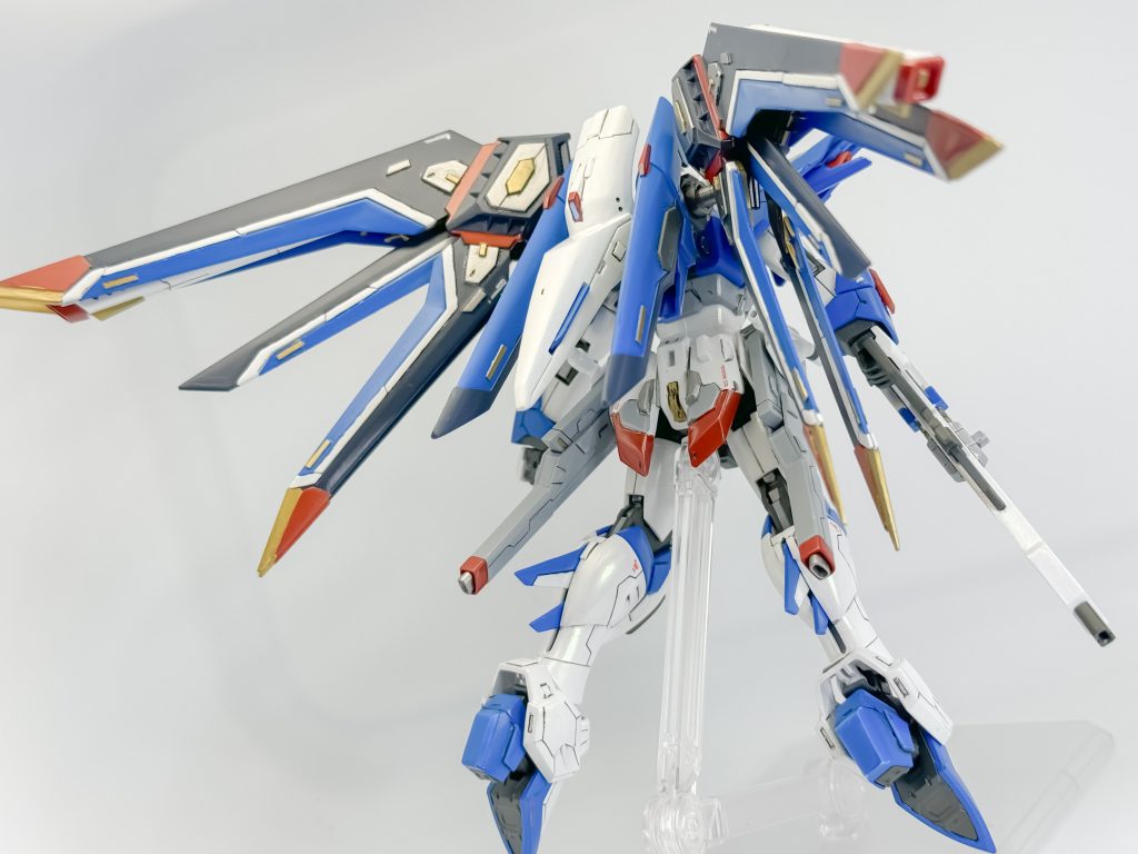 後ろ側もガッツリディテールアップしています。リアアーマも塗りわけの量を増やしたり、プラ版で積層して作ったフィンパーツを埋め込みました。