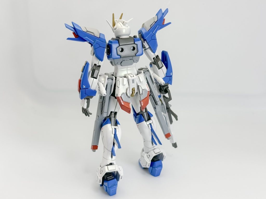 背中は、バックパックを付けると見えなくなりますが、簡単なディテールを追加しています。脚部にウイングパーツを追加して2枚羽にしています。