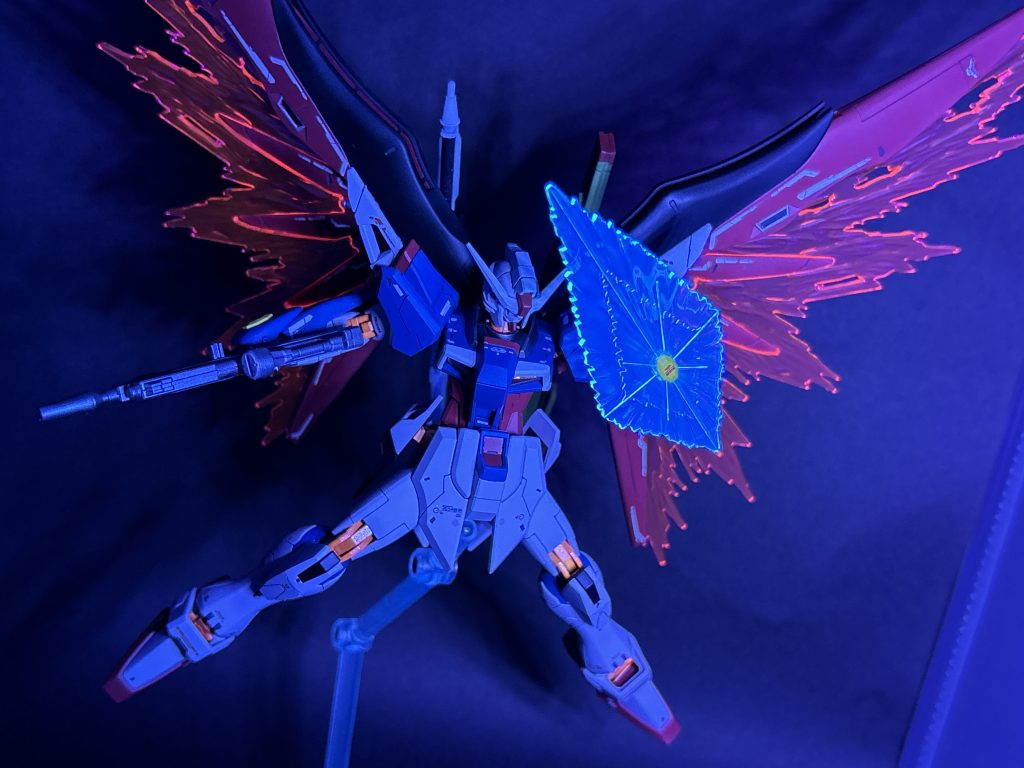 関節は蛍光色を使用しているので、UVライトでしっかり発光します。