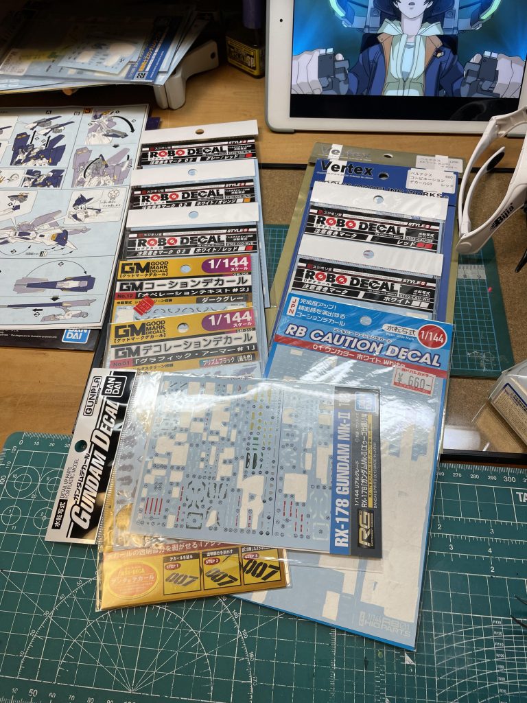 今回使用したデカールの一部最近はデカール使用量が増えてきたので、少し全体のバランスに気を付けようと思っていますただ貼ればいいと考えていた自分よさようならw少し大人な自分はじめましてw wデカール貼りって奥深いですさて、最後までご覧いただきありがとうございますm(_ _)mここまでガンプラを楽しくやってこれたのは、皆さんの励ましのコメントや批判的なコメントのおかげですねwとにかく自分がカッコイイと思うものを作ろうとしているので、その感性に合わない方々からのコメントはスルーさせてもらい、共感いただいた皆さんのコメントだけに反応させていただいておりますwだって趣味だからね楽しくなければ趣味じゃないまあ、より良いものを模索している時の努力の瞬間は、たまに楽しく無い時ありますけどそれはまた別の楽しみということでw次はMGジョニゲルかプチッガイを考えていますどちらも途中まで進んでいるので、のんびり楽しくやっていこうと思います今後ともよろしくお願いしますm(_ _)m
