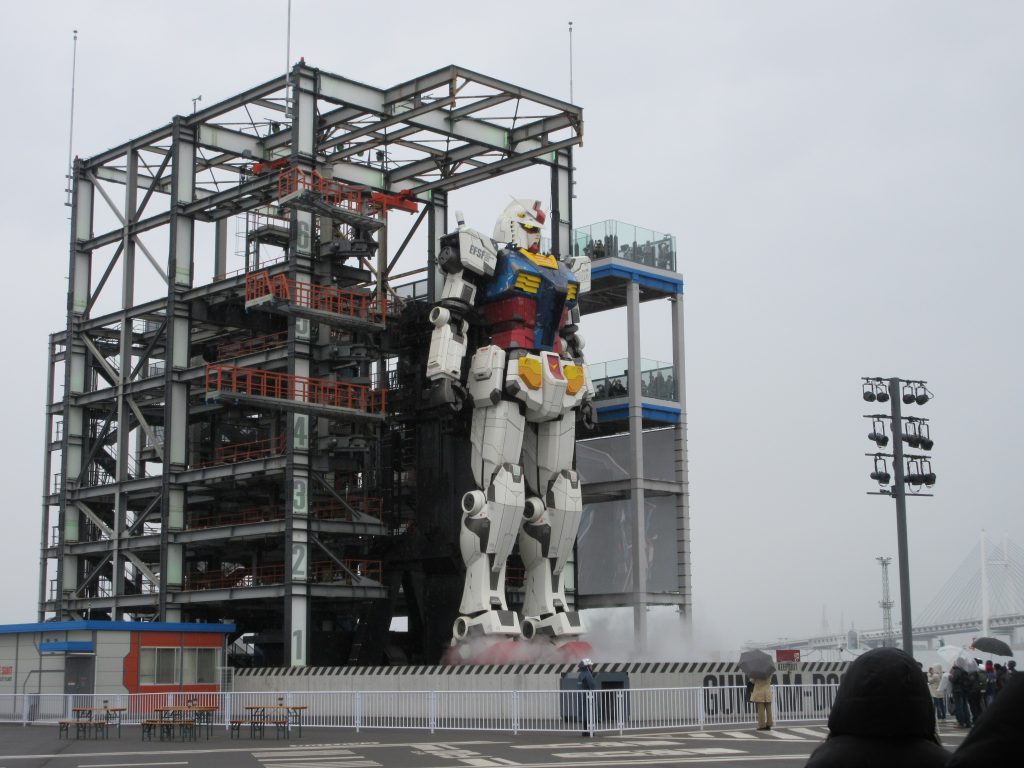 Page1「ようこそエバーランド」202X年の現実世界。そこには実物大の動くガンダムが建ち、多くのガンプラが売り出されていました。かつて一世を風靡したSDガンダムもまた、ガンプラの一シリーズとして展開されていたのです。横浜にほど近い場所にある公立学校、昇陽高校。そこに入学したシイナ・アマミチは、父の影響でSDガンダムが大好きないわゆるガンプラ少年。今は「SDガンダムワールドヒーローズ」の影響もあり、高校の図書室で歴史上の偉人の本を読んでいる途中。同じ図書室に入り浸り・・・帰宅部ともいう・・・のカスガ・コウシロウとは早速親友となりました。コウシロウはガンプラの名前は聞いたことがあるものの、作ったことはありません。アマミチは、ゴールデンウィークに父・・・シイナ・マサミチの経営する模型店「ネバーランド」に彼を連れ出すことに決めます。「ネバーランド」の屋根裏部屋。アマミチは、そこで一冊の古びた本を見つけました。父に見せるために持ってきたSDCSのF00(横浜のお土産)をそれにかざすと・・・不思議な光がそこから発せられ、アマミチは本の中に吸い込まれていったのですー