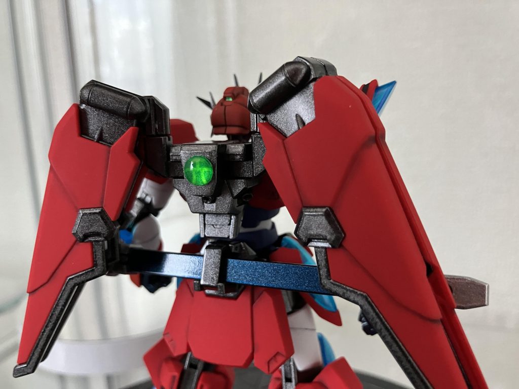 バックパックの凸部分を削り落として「天」の字にデザインしたデカールとアルミテープを裏に貼ったHアイズを接着