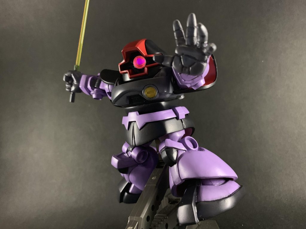 頭はBB戦士ドム、体はBB戦士や旧キット1/144がベースで他はパテ造形です。