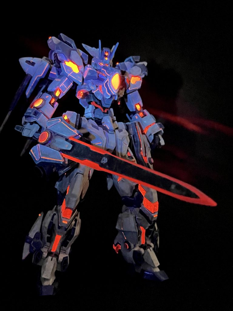 ・ALTERNATIVE SYSTEMラスグアガンダムMk-IIIに搭載されたもうひとつの特殊システム。発動時には機体の各部分が青から赤色に発光し、マグマのように赤いGN粒子が駆け巡る。