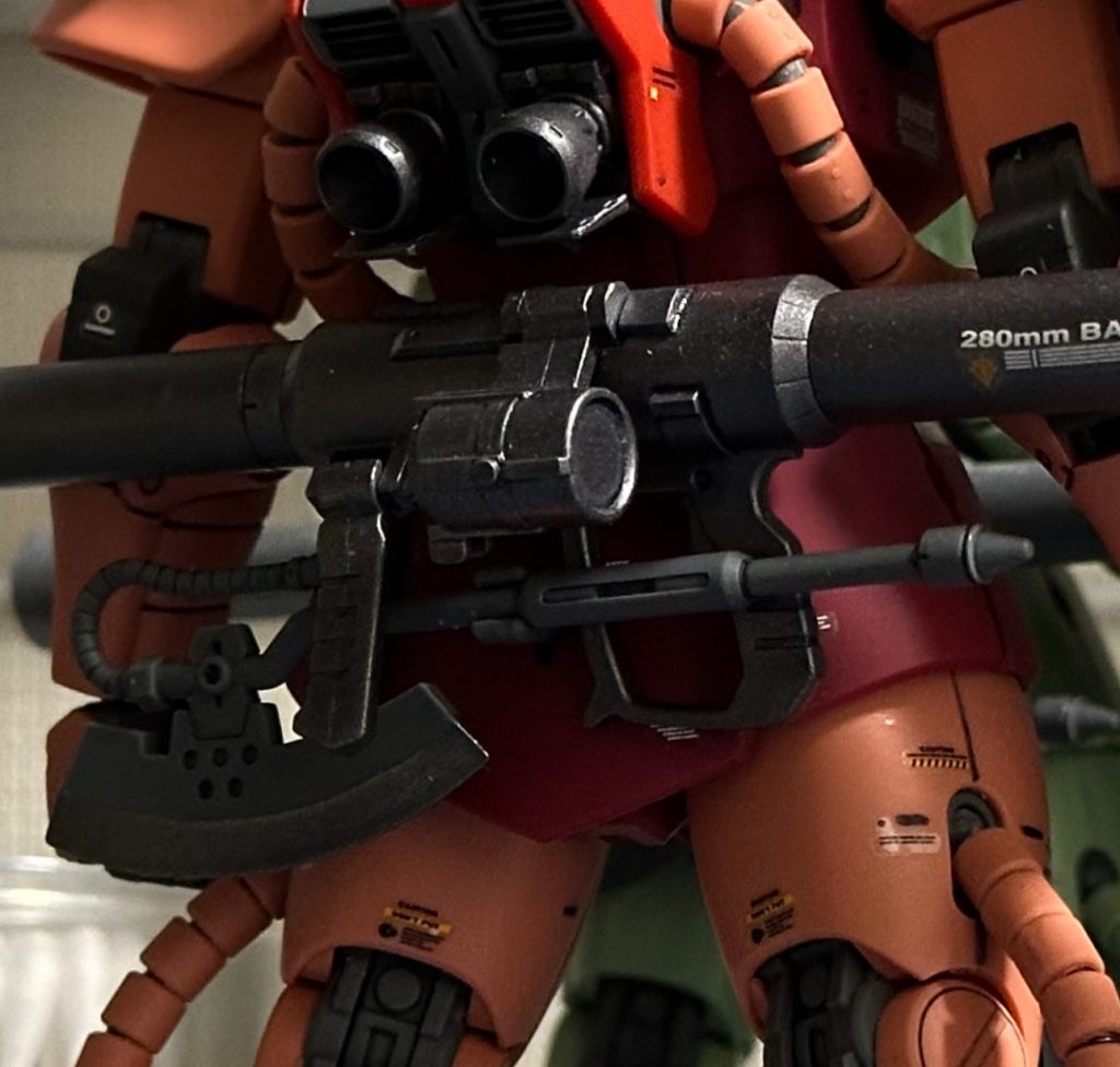 ヒートホークは後部腰アーマーに接続。バズーカのグリップに挟むように装着。腰横アーマーに接続するとヒートホークの刃先がバズーカに干渉するので、このようなカタチにしました。