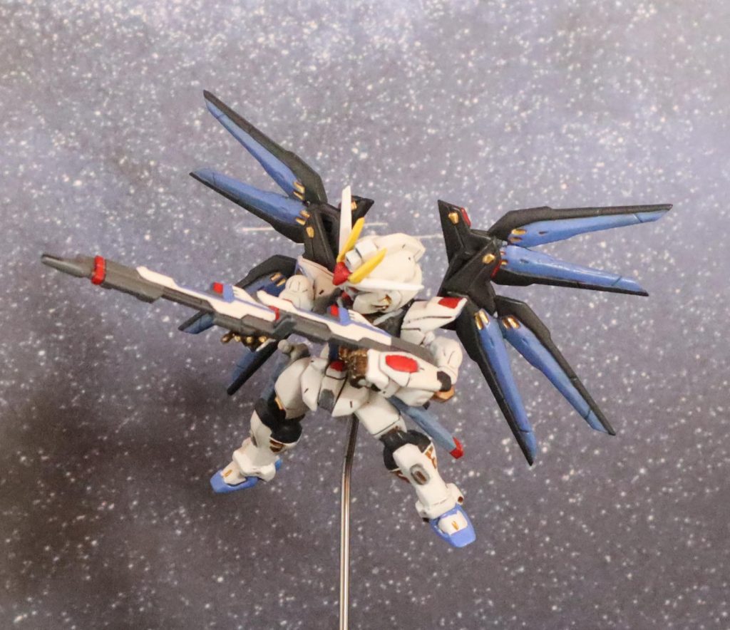 ビームライフルは、モビルスーツアンサンブルのものを持たせています。首には、ボールジョイントで角度をつけられるようにしました。