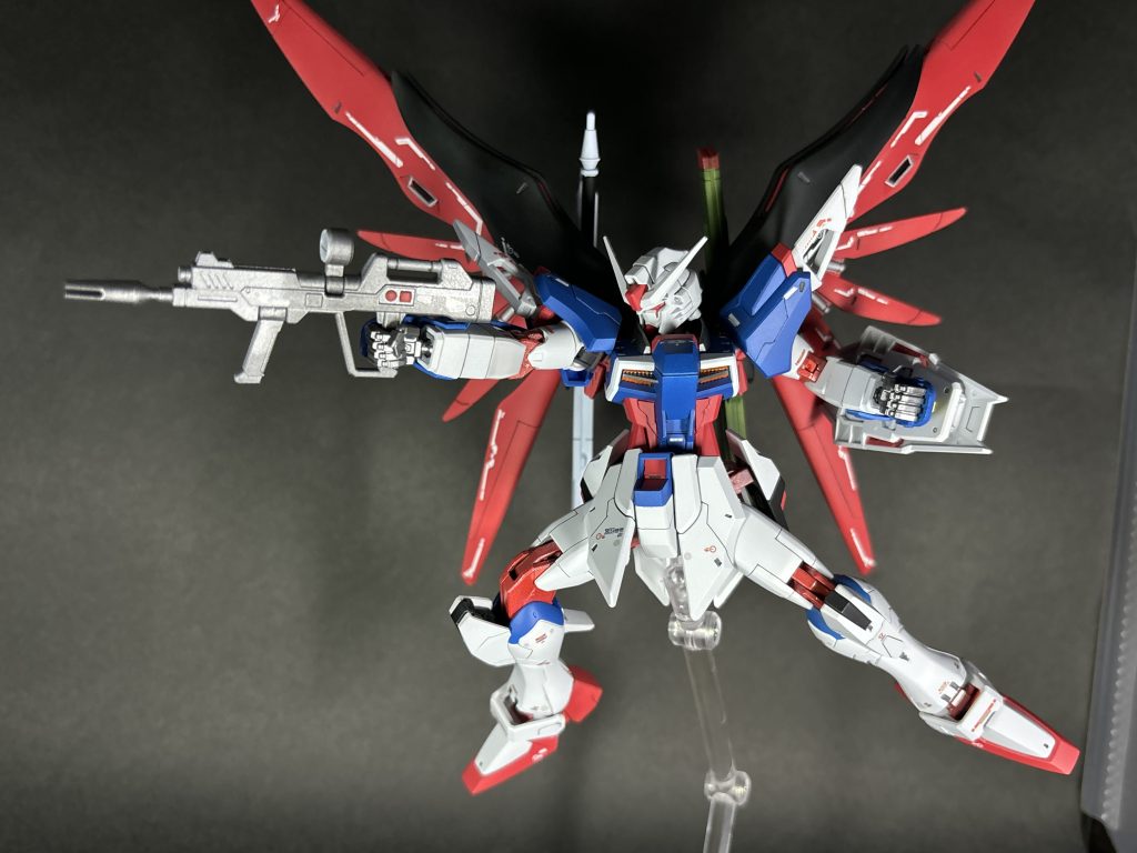 ビームライフル赤いポイントをエナメルで筆塗りした以外はそのままです。想像以上に金属色が強かったので、黒を多めに調色した方が良かったかもですね。