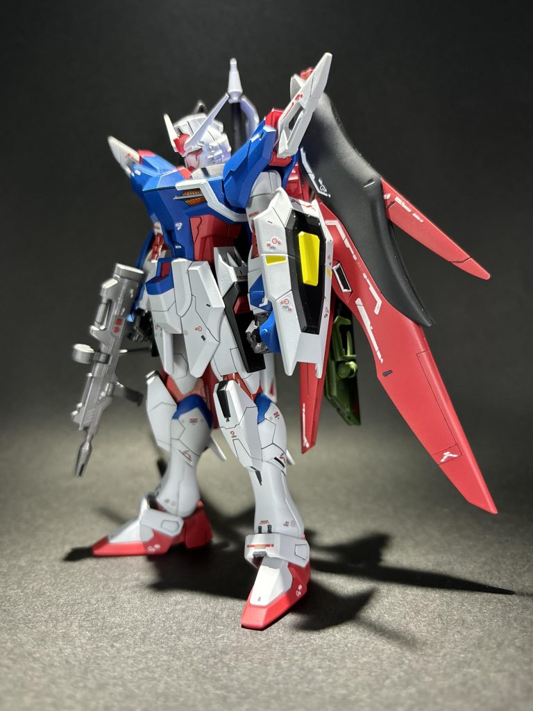 SEEDアクションシステムの雛形で可動域、スタイルともに良好な為、本体はそのままです。筋彫りを各所に施し、RG用のデカールも使用することで全体の情報量をあげています。肩に関しては、今後コンパスのデカールが出てくれると信じて、スペースを開けています。