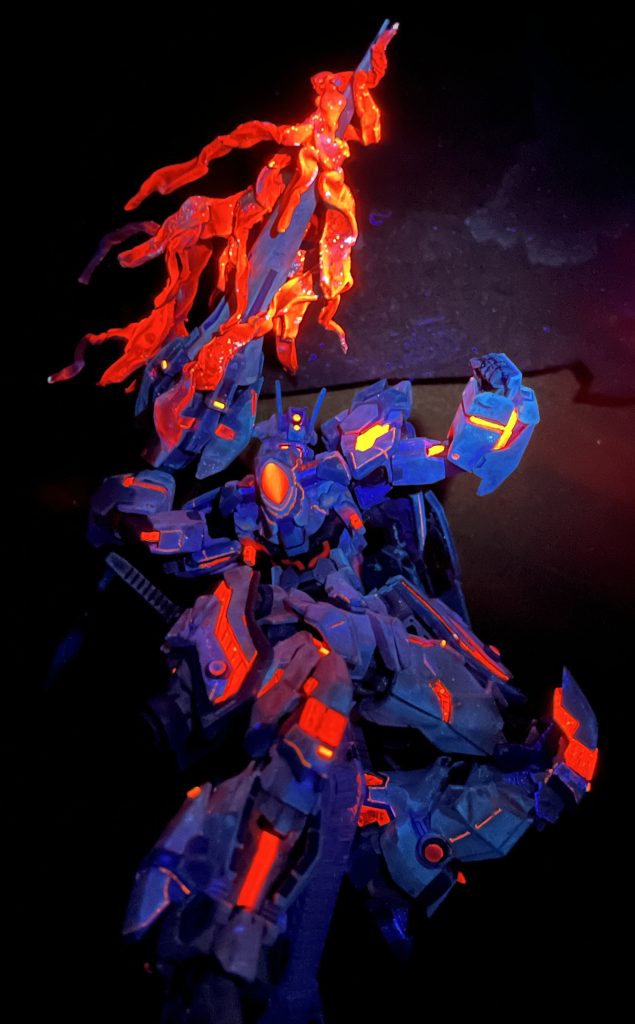 加えて先述したGNロンゴミニアドのGNドライヴは本家オリジナルのものと比べお手製であるためか少し不安定であり暴発の危険性もある。それを逆手にとって槍単体でトランザムさせ、相手に投げつけた後オーバーロードさせて地形を消し飛ばす大爆発を引き起こすという奥の手もある。オルタナティブシステム発動時はスペック上昇も相まって投げた後の軌跡が赤い一筋の閃光に見えるそうだ。