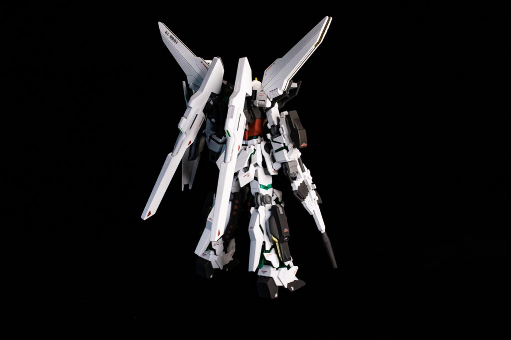 リアラジエータープレートとの繋ぎ目はパテで加工。