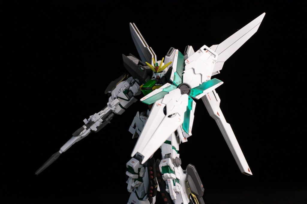 主兵装はビームマグナム、カラーリングはバスターライフル準拠、ユニコーンガンダムデストロイモードのシールドが「Ｘ」に見えるのでシールドもユニコーンガンダムのものを使用。