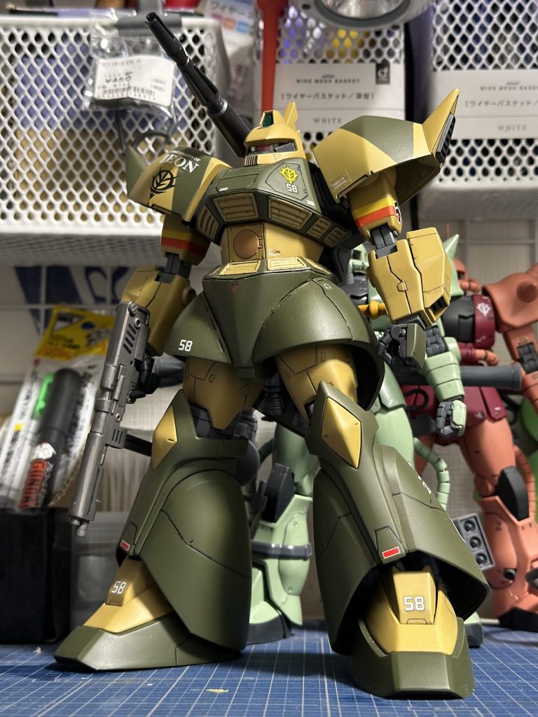 フロント左側右肩装甲のマーキングはMGザクキャノンのシールド用の余り。