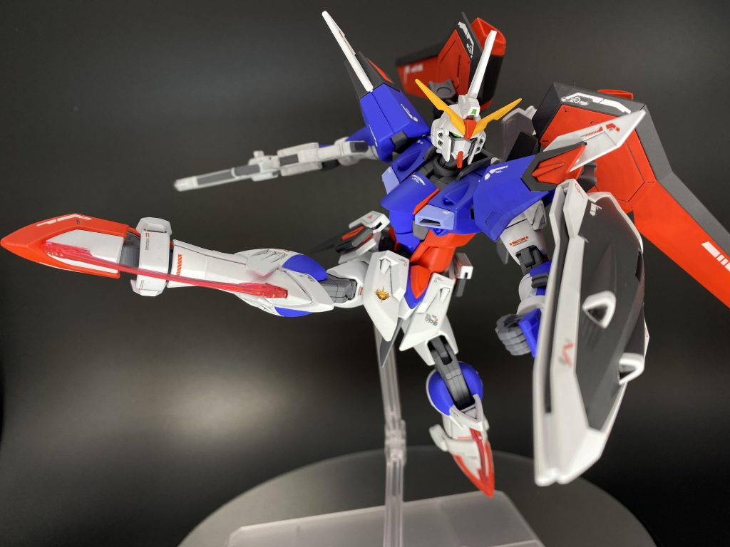 コンパス部隊章デカールが無いので、オーブのエンブレムをフロントアーマーに貼ってます。開発はオーブなのでセーフってことで。あとシンがオーブの機体で闘うってシチュエーションに燃えたのもあります。