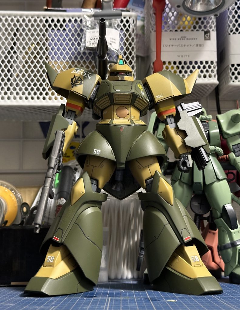 フロント正面MMP-80マシンガンを持たせているので、3連ロケットランチャーは左腕に装着。右腕はバックラーシールド。武装が三角形になってバランスが良く見えます(よね?)。