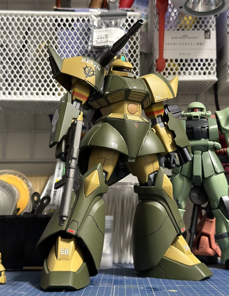 フロント右側ビームライフルの生産が間に合わないので代用のビームキャノン、ならば手持ちは実弾兵器です(よね?)。