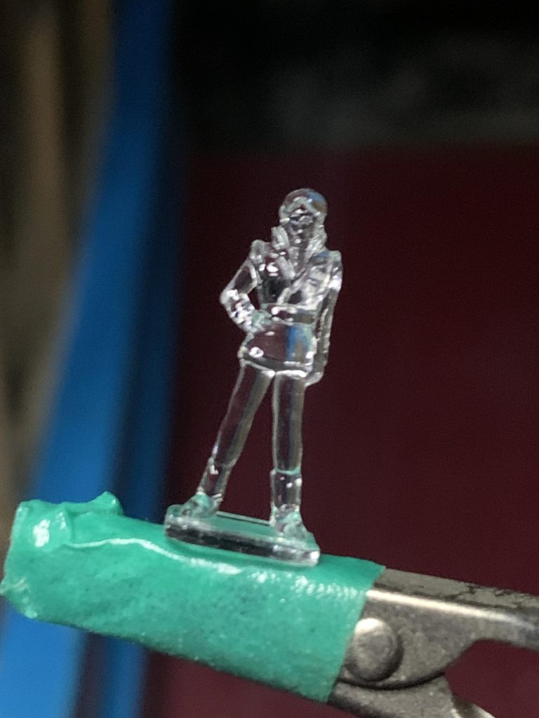 ブラックライト塗料で着色後、クリアを吹いたクワトロさん。ただの透明にみえますが、ちゃんと色分けして塗ってます。