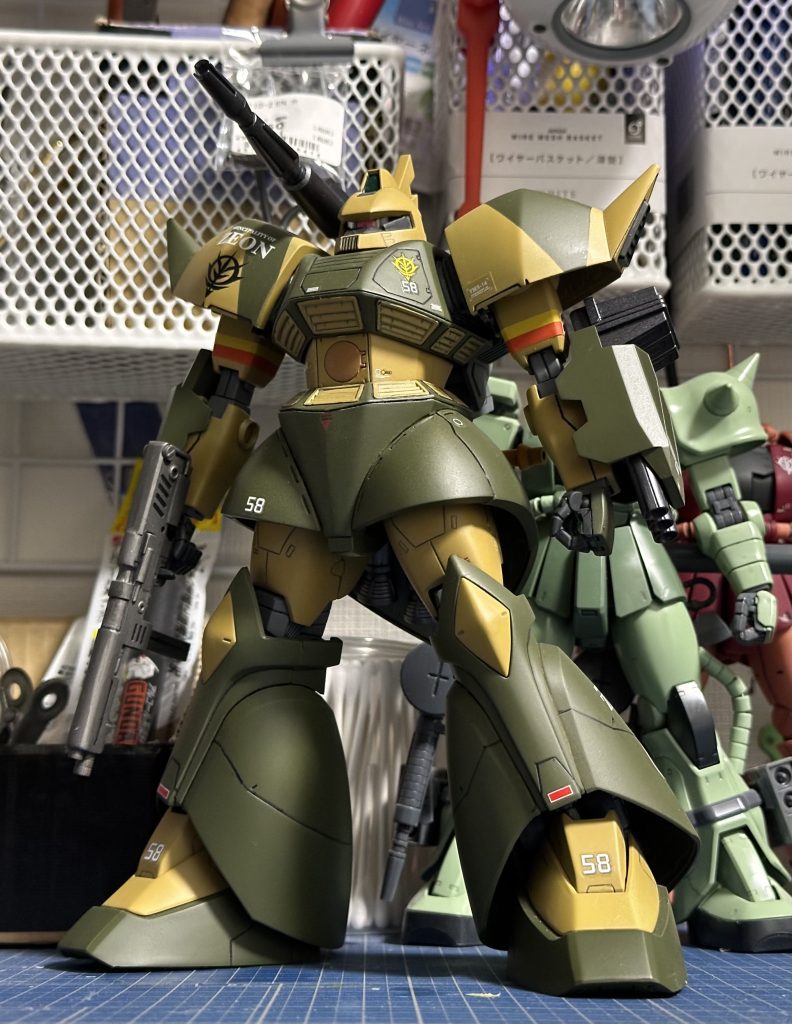 フロント左側マーキングは付属のものと別売りのHGUC用の水転写デカールとMGシャア専用ゲルググ(Ver.2.0)用とMGザクキャノンの余り。