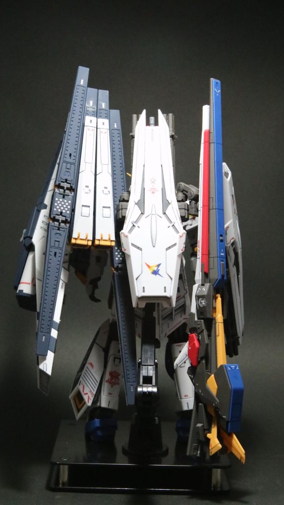 背面のガトリングシールドファンネルを接続するためファンネルの接続方法を変更してありますファンネル×4  シールドファンネル×2  ロングレンジファンネル×1  の構成です