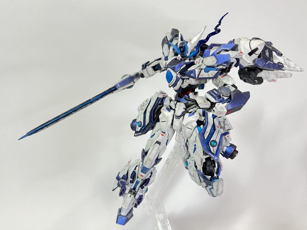 ・TRANS-AM機体の出力を3倍に高めるシステム。発動時は先代機と同じく青色に輝き、それに加えて阿頼耶識システムのように青い眼光が現れる。また3基あるGNドライヴを生かし、さらにトランザムのスペックを引き上げる他、スペックを上げずにトランザム発動時間を引き伸ばすという使用方法もある。