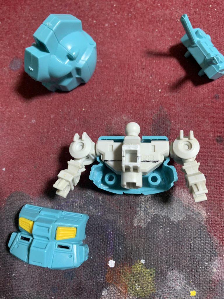 ご覧の通り、SDフレームの肩幅と昔のBB戦士の肩幅はほぼ同じです。SDフレームを入れると肩の可動域がアップするので非常に良いです。腰の回転軸も入れたいので、ボディに合わせてフレームを切断。切断して回転軸受けを加えたのが一個前の画像です。