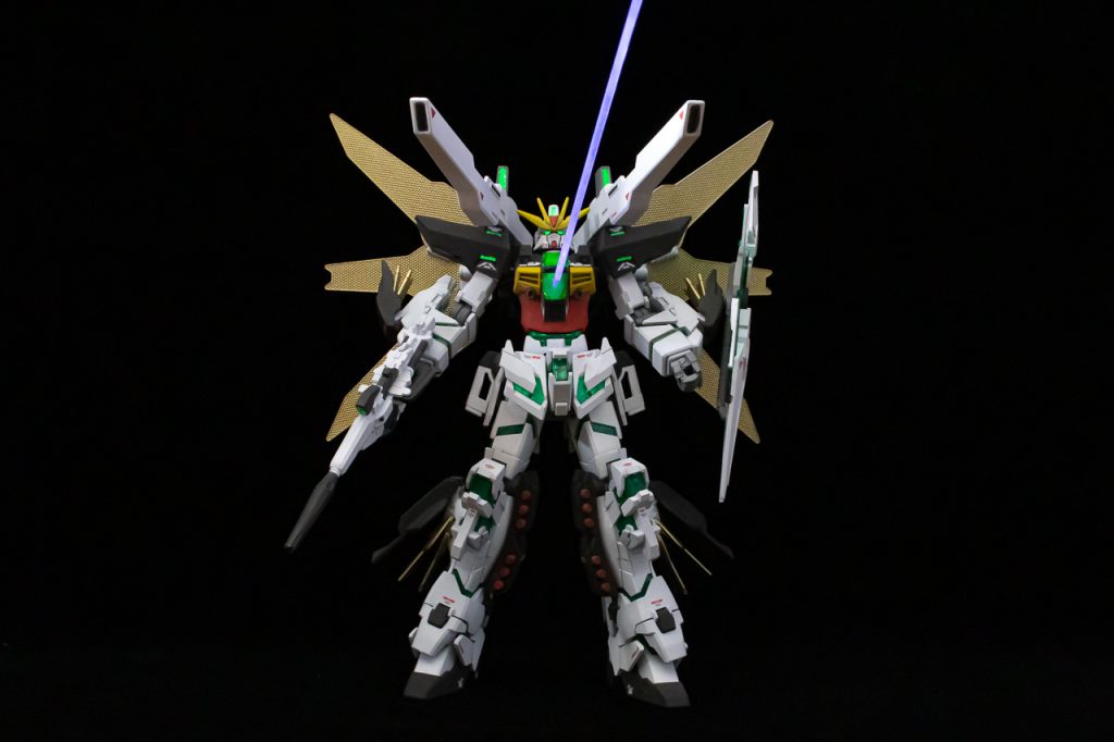 マイクロウェーブ受信状態マイクロウェーブにはアクリル材を使用。本来はサテライトシステム起動でデストロイモードへ変身という流れを考えていますがHGでは変身ギミックが無いので今回は最初からデストロイモード。デストロイじゃなくジェノサイドじゃない？っという気もしますが、変身ギミックをいずれ再現してみたいものです。