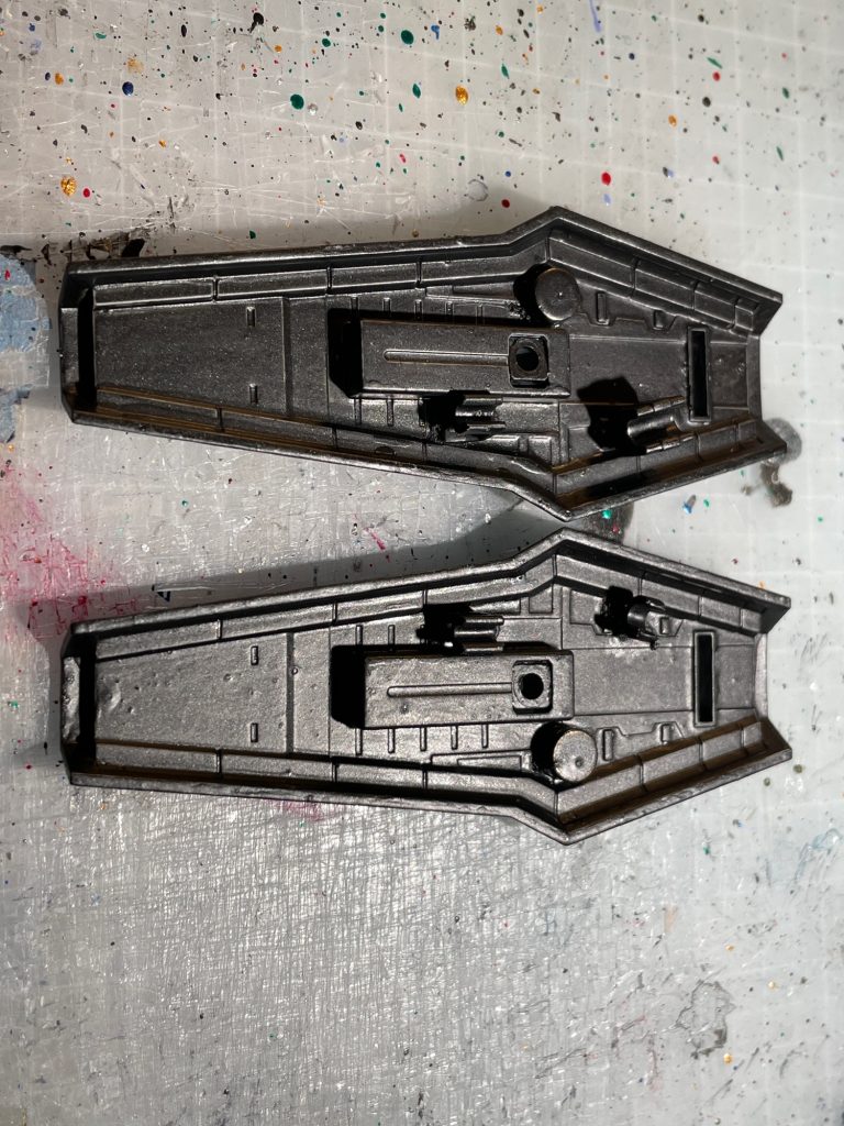 シールド裏側加工。磁石でビームライフル。ファンネルホーク、ビームナギナタ、シュツルムファウストはラックを真鍮線と瞬間接着剤で取付。