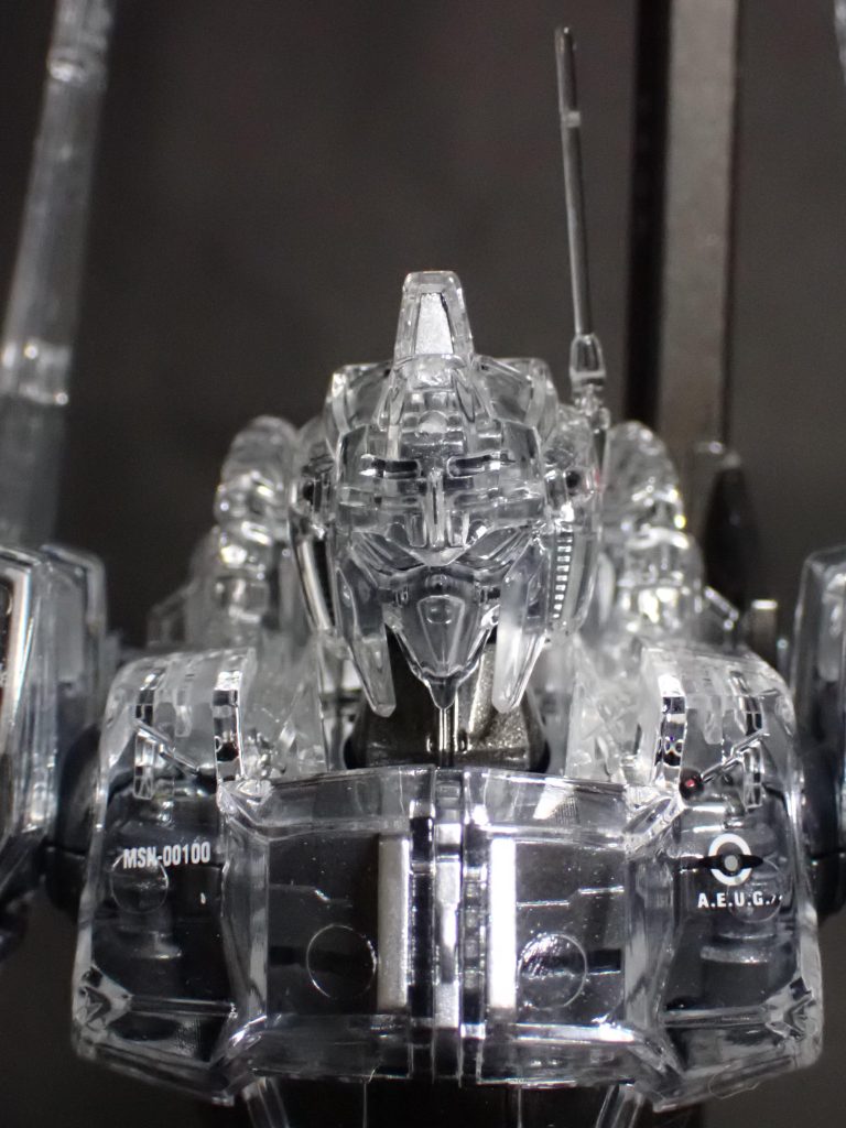 パーツの裏にクリアを吹くと、かなり透明度が上がります。モヒカンカメラのパーツを紛失したので、強制的にそこだけ自作パーツで対応しました。で、塗って組んだ後に発見するというね(笑)