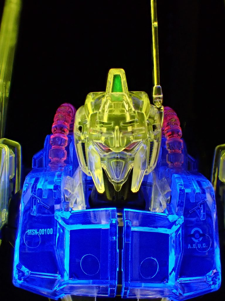 ブラックライトに反応するのは外装パーツだけです。フレームは普通にメタリック塗装です。