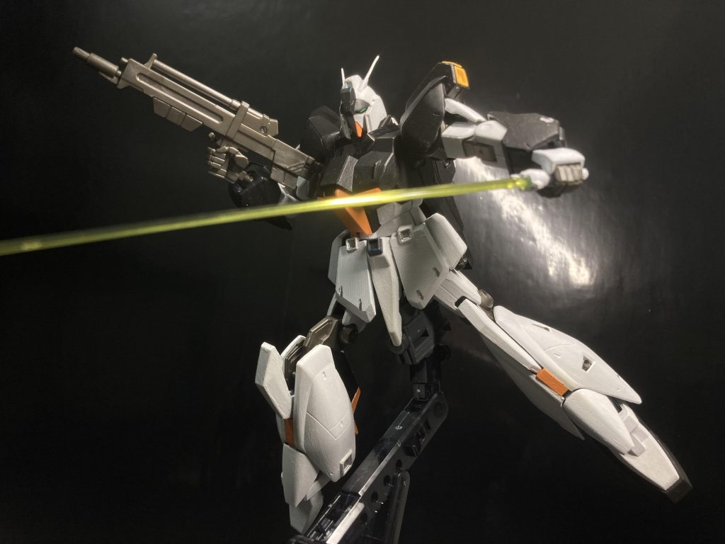 機動戦士ガンダム 逆襲のシャアに登場するリ・ガズィ。νガンダムと同じ黒に包まれたカラーリングが施されたMS面白い機体ですね!