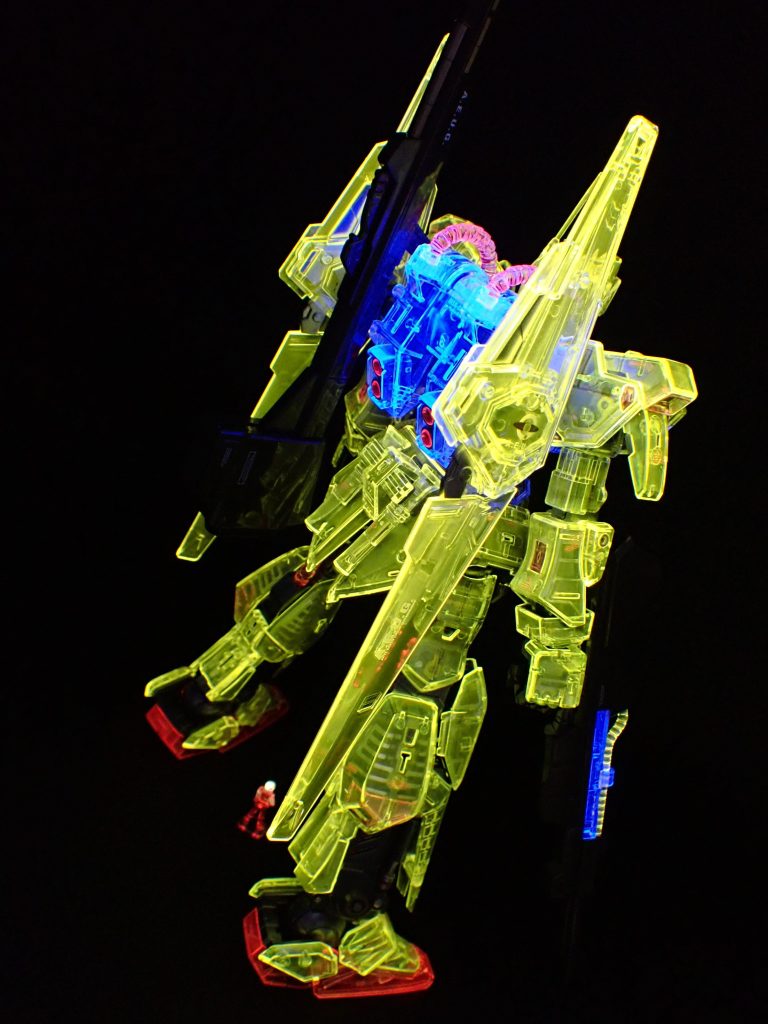 クリアパーツが透けるので勝手に複雑な線がでます。